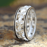 Anello Vintage Bianco con Motivo Floreale in Argento