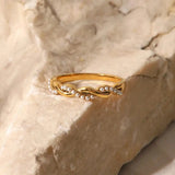 Anello Impilabile in Perle d'Oro Intrecciate" could be rewritten as "Anello a Strati con Perle Intrecciate in Oro.