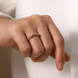 Anello Impilabile in Perle d'Oro Intrecciate" could be rewritten as "Anello a Strati con Perle Intrecciate in Oro.