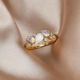 "Anello Vintage in Pietra di Luna Dorata" can be rewritten as "Anello Retrò con Pietra di Luna Dorata".