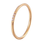 Elegante Anello Impilabile con Tre Gemme
