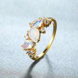 "Anello Vintage in Pietra di Luna Dorata" can be rewritten as "Anello Retrò con Pietra di Luna Dorata".