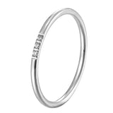 Elegante Anello Impilabile con Tre Gemme