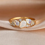 "Anello Vintage in Pietra di Luna Dorata" can be rewritten as "Anello Retrò con Pietra di Luna Dorata".