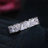 Anello Triangolare Vintage con Gemma