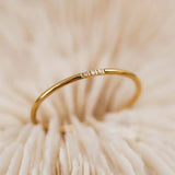 Elegante Anello Impilabile con Tre Gemme