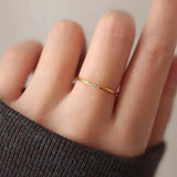 Elegante Anello Impilabile con Tre Gemme
