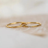 Elegante Anello Impilabile con Tre Gemme