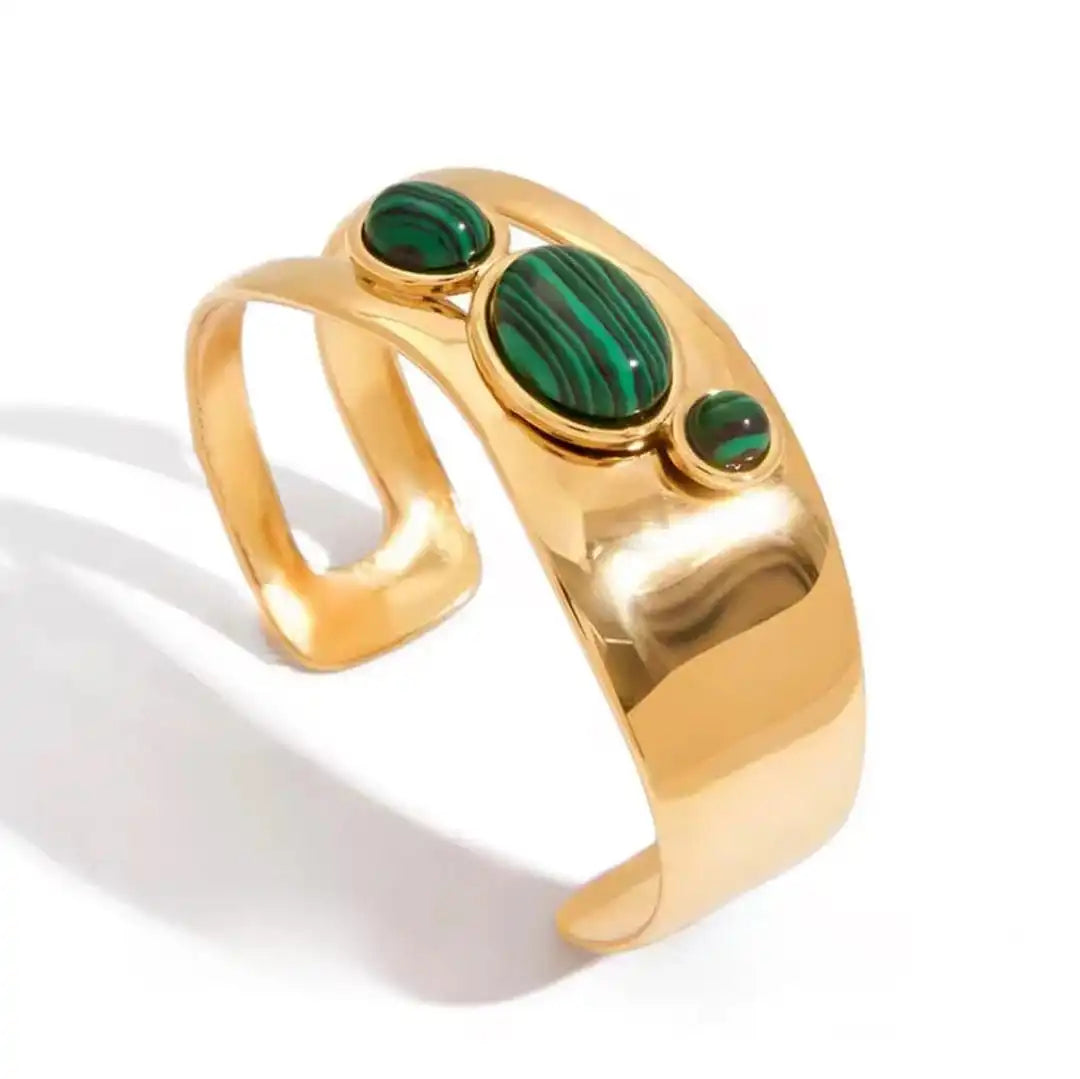 "Bracciale Vintage in Occhio di Tigre Dorato" can be rewritten as "Bracciale Vintage in Occhio di Tigre con Finitura Dorata".