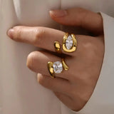Anello in Oro con Zirconia a Forma di Goccia d'Acqua - Eleganza Senza Tempo