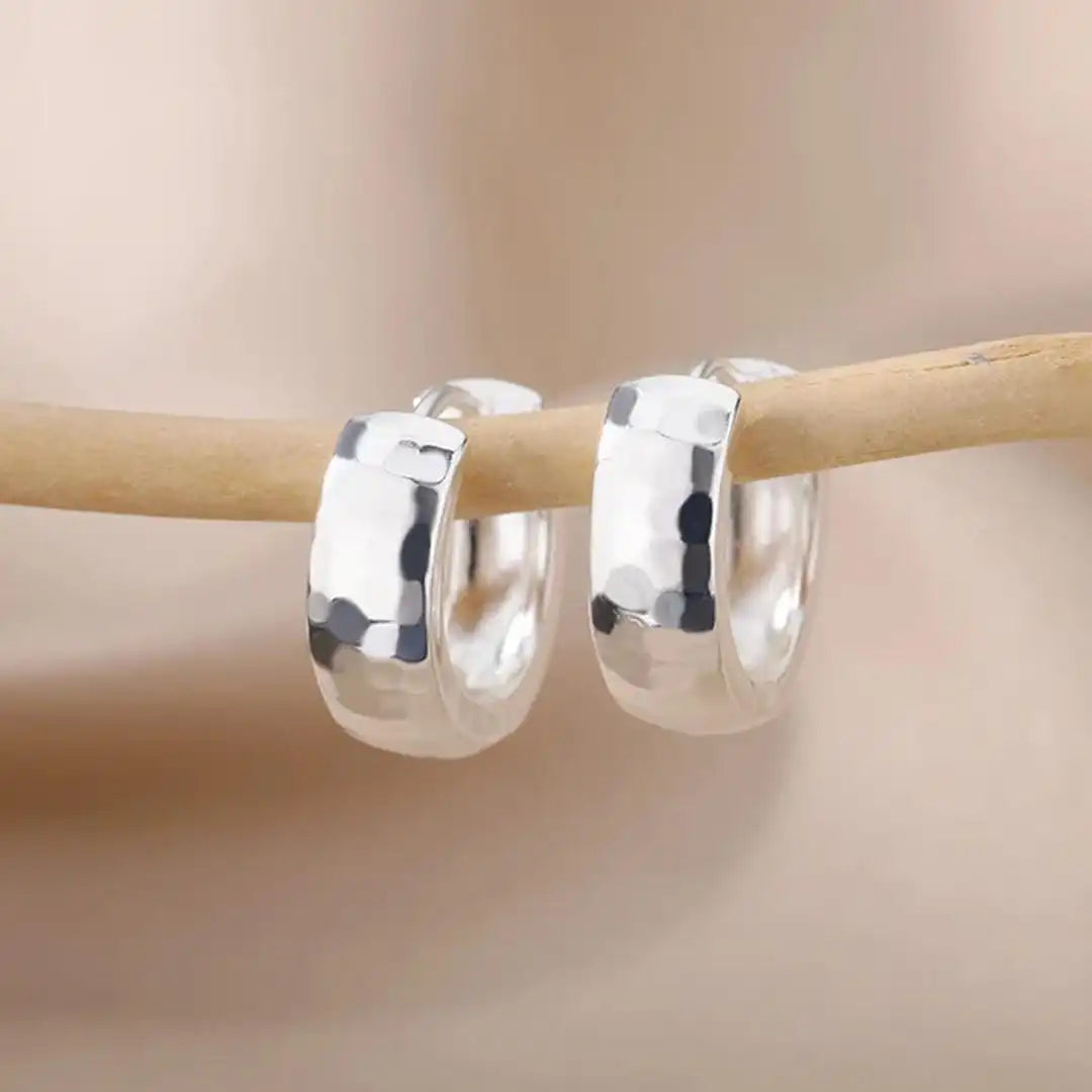 Orecchini a cerchio in oro intagliato dal design eterno