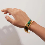"Bracciale Vintage in Occhio di Tigre Dorato" can be rewritten as "Bracciale Vintage in Occhio di Tigre con Finitura Dorata".
