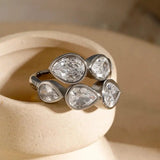 Anello a Goccia con Cinque Pietre in Design Cluster