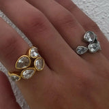 Anello a Goccia con Cinque Pietre in Design Cluster