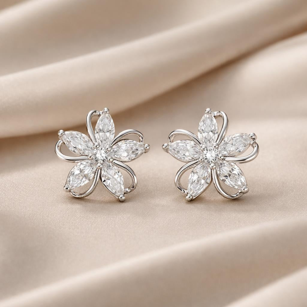 Orecchini a Petalo in Oro Bianco con Zirconia Cubica Incastonata